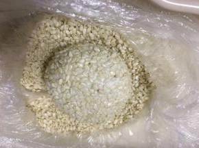 沾上白芝麻