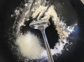 将黑芝麻和糯米粉混合一起，放入白砂糖，搅拌均匀