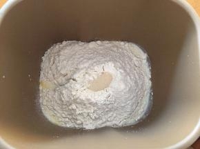 将黄油以上的全部材料放入面包机，开启和面程序10分钟