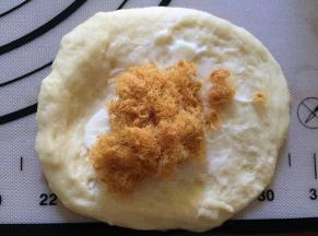 放上肉松，面团向上包好，