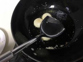 当麻圆浮起，用锅铲轻轻的向下压，不要太使劲哦，待麻团再次浮起，再向下压，这样反复几次，麻团才会膨胀更大，这是空心的关键