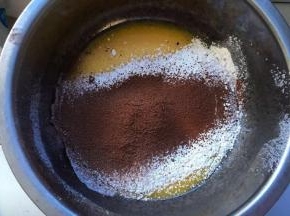 筛入可可粉和低筋面粉，
