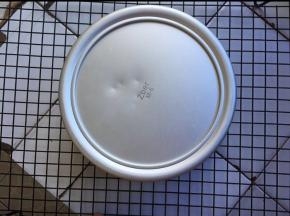 出炉后震一下热气，倒扣烤网上放凉，冷却后就可以脱模了