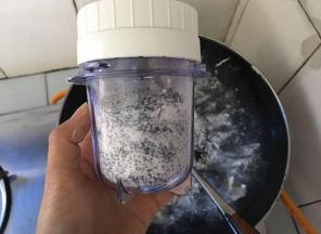 待冷却后放入搅拌机中，搅拌成细粉状，切记不要搅拌太久，黑芝麻会出油