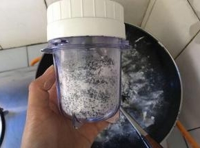 待冷却后放入搅拌机中，搅拌成细粉状，切记不要搅拌太久，黑芝麻会出油