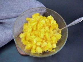 南瓜去皮切片，放入锅中蒸熟，装入碗中搅拌成泥。