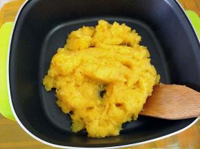 倒入不粘锅中小火炒制。