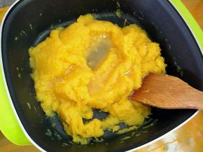 加入色拉油炒至融合