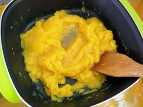 加入色拉油炒至融合