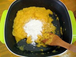 再加入小麦淀粉和奶粉。