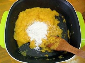 再加入小麦淀粉和奶粉。