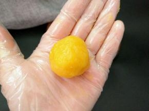 等稍微凉凉后，分成自己想要的大小即可。