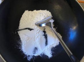 糯米粉也放入炒锅中用小火炒熟，炒出面粉香味就可以了