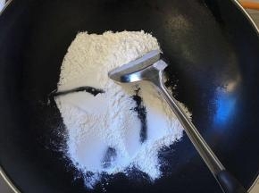 糯米粉也放入炒锅中用小火炒熟，炒出面粉香味就可以了