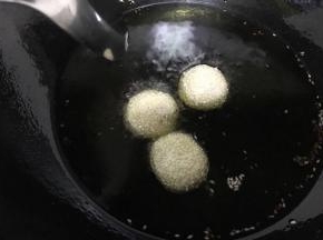 食用油烧至4成熟的时候，放入麻团，不停的翻炒