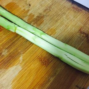 芦笋洗净去除老根，切条状