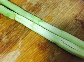 芦笋洗净去除老根，切条状