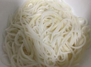 沸水下面，煮5-6分钟，捞出立即过冷水，然后沥干水分备用