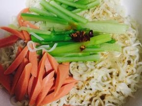 加入芦笋、火腿、花椒油、葱花（可不加）、辣椒油（可不加）拌匀