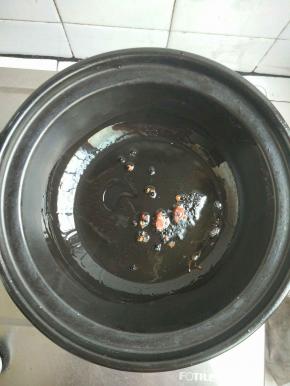 放入花椒八角爆香