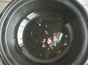 放入花椒八角爆香