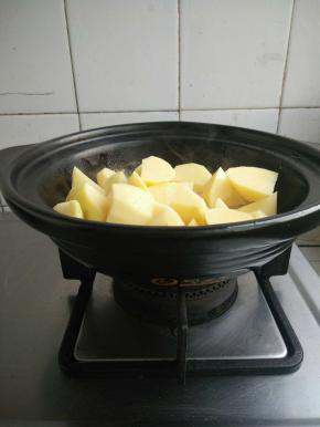 放入土豆小火翻炒