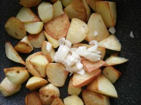 土豆两面焦黄以后放蒜末