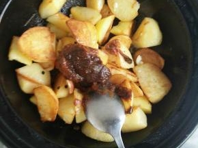 放黄豆酱一勺