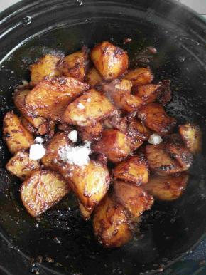 放入生抽，冰糖老抽。我的老抽放的多了，颜色重了！