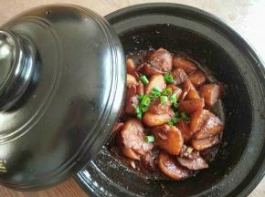 关火后撒上葱末。这个锅既可以炒菜炖菜，还可以直接放桌上，不用再盛盘子里。