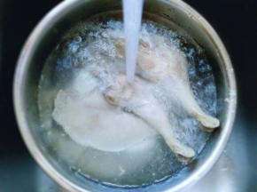 捞出后用冷水反复冲洗后淋干水份。