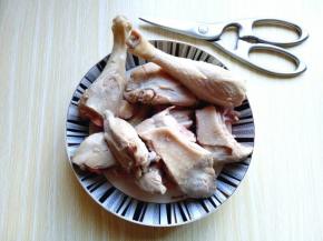 用食品剪刀将鸭腿剪小块。(不剪也可以)