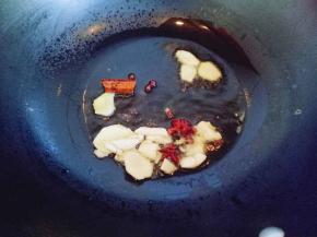 热锅冷油，加入香料煸炒。