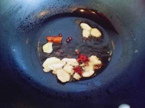 热锅冷油，加入香料煸炒。