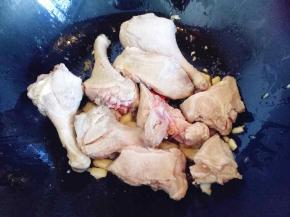 炒出香味时加入剪小块的鸭腿煸炒。