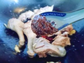 再加入一勺豆瓣酱。