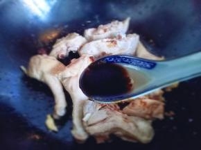 加入老抽，再加入清水，大火烧开。