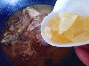 再加入冰糖。继续中小火炖15分钟。