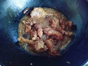 可以用筷子扎一下鸭腿，轻松扎透即可。大火收汤。