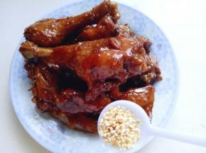 盛出后撒上少许熟芝麻。