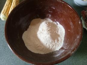 把两种面粉和酵母粉混合