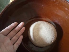 慢慢加水和成光滑柔软的面团，和好的面团会“三光”，面光，盆光，手光，达到这样的面团做出来的馒头花卷比较好吃。