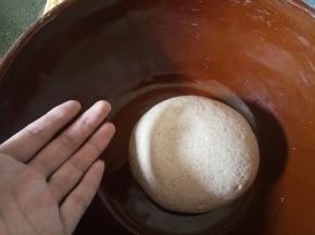 慢慢加水和成光滑柔软的面团，和好的面团会“三光”，面光，盆光，手光，达到这样的面团做出来的馒头花卷比较好吃。