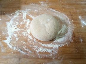 取一半面团至撒粉的案板上
