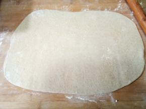 擀成0.5厘米厚的长方形面片