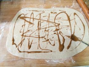 芝麻酱加一小勺盐调制均匀，用勺子淋到面片上