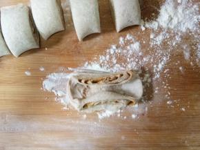 两个剂子摞起来抻长然后向侧面扭转再两边向下捏合在一起一个花卷即完成。