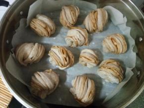 全部完成后，冷水上锅蒸，大火烧至上汽转中小火再蒸15分钟即可关火。待五分钟再起锅。