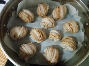 全部完成后，冷水上锅蒸，大火烧至上汽转中小火再蒸15分钟即可关火。待五分钟再起锅。