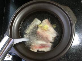 注入等量的清水